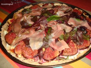 Pizza de figues aux pousses de betteraves et jambon de parme