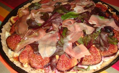 Pizza de figues aux pousses de betteraves et jambon de parme