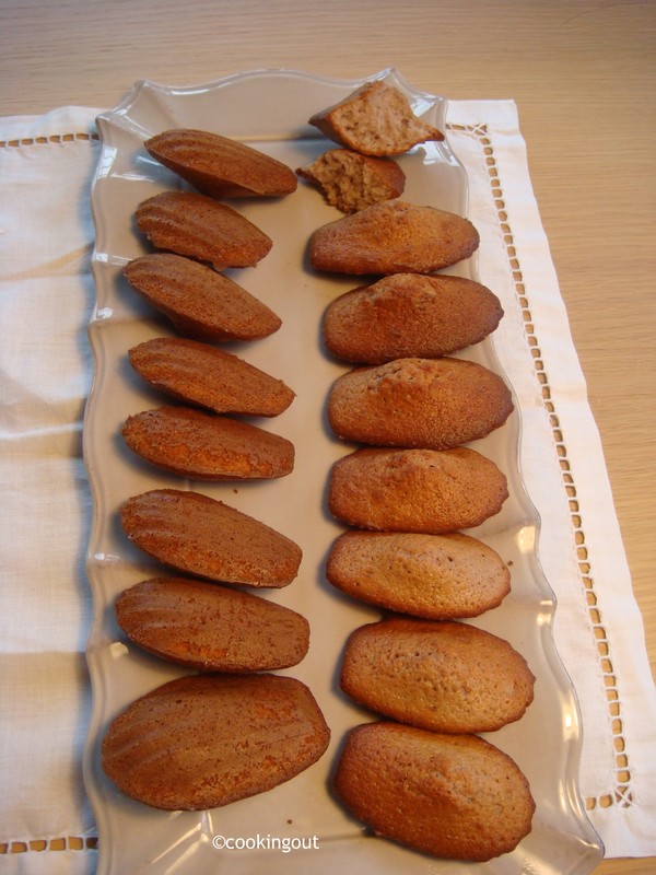 Madeleines au sureau, parfumées à la gelée de baies de sureau