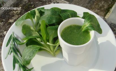 Gaspacho vert avec de la mâche et de l'avocat