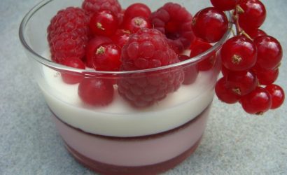 Panna cotta aux coquelicots et aux fruits rouges