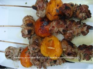 Brochettes de cailles et abricots parfumées à la lavande et romarin