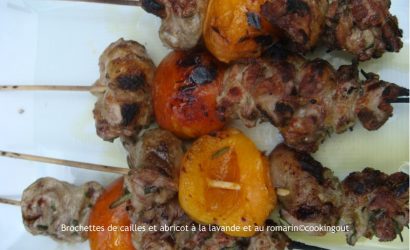 Brochettes de cailles et abricots parfumées à la lavande et romarin