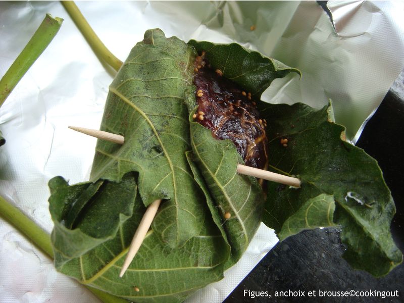 Figues cuites en papillote sans une feuille de figue avec du fromage