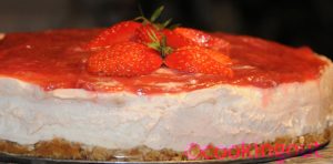 Une recette de saison, le cheesecake à la rhubarbe avec son coulis de fraises