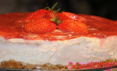 Une recette de saison, le cheesecake à la rhubarbe avec son coulis de fraises