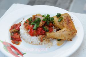 Coquelet basquaise cuisiné avec des poivrons et des tomates