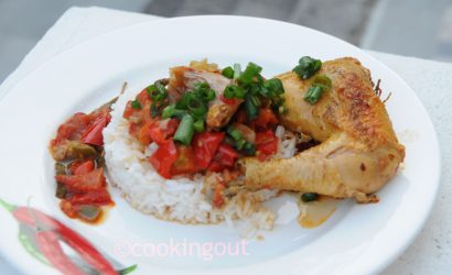 Coquelet basquaise cuisiné avec des poivrons et des tomates