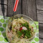 Salade rafraîchissante avec des radis, de la courgette crue