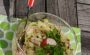 Salade rafraîchissante avec des radis, de la courgette crue