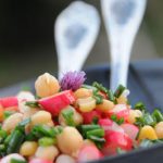 Salade pois chiches germés, radis à la mélasse de grenade et à la ciboulette