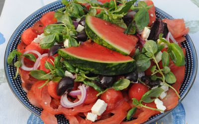 Ma salade de l'été, tomate et pastèque avec des pousses de basilic