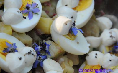 Salade de patates, œufs durs et fleurs bleues de bourrache
