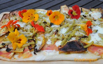 Pizza végétarienne aux légumes ocres et capucines