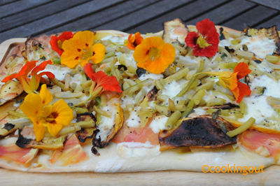 Pizza végétarienne aux légumes ocres et capucines