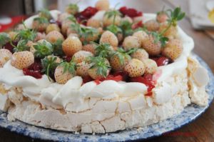 Pavlova cerise et fraises blanches pour un dessert de 18 ans