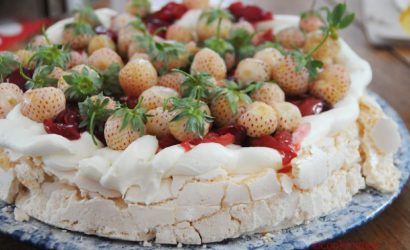 Pavlova cerise et fraises blanches pour un dessert de 18 ans