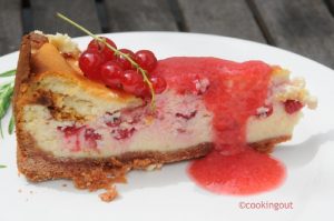 Cheese cake cuit groseille au coulis de fruits rouge et fraises blanches