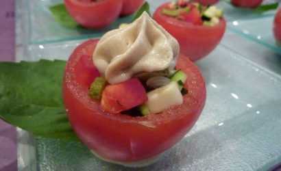 Tomates farcies aux petits légumes crus et à la mousse d'artichauts