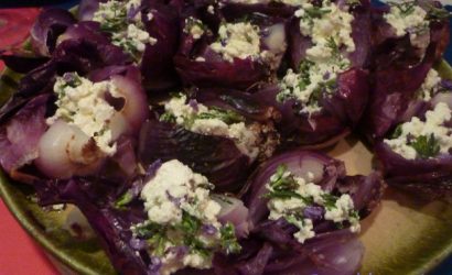 Oignons rouges caramélisés qui deviennent violets, parfumés au thé des jardin et au fromage de chèvre frais.