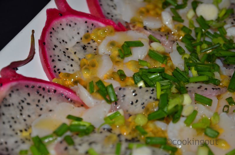 Carpaccio de coquilles st Jacques aux fruits exotiques fruit du Dragon et de la passion