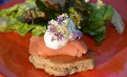 Saumon au naturel sur blinis au sarrasin parfumé au sureau