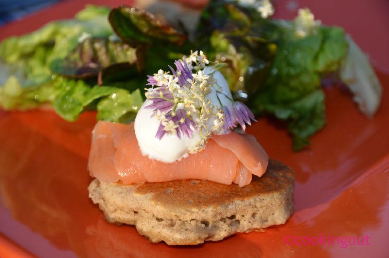 Saumon au naturel sur blinis au sarrasin parfumé au sureau