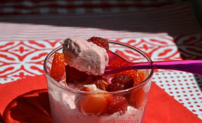 Dessert aux fruits rouges entre mousse et crème