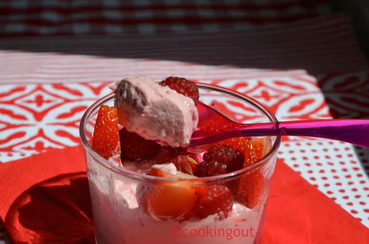 Dessert aux fruits rouges entre mousse et crème