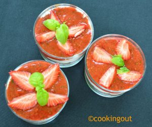 brownie au chocolat caramel aux noisettes pour accompagner les fraises