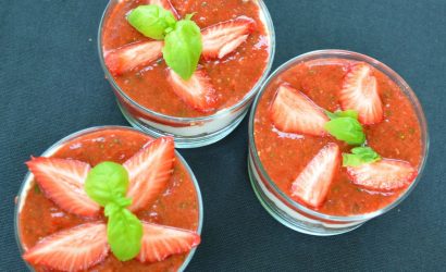 brownie au chocolat caramel aux noisettes pour accompagner les fraises