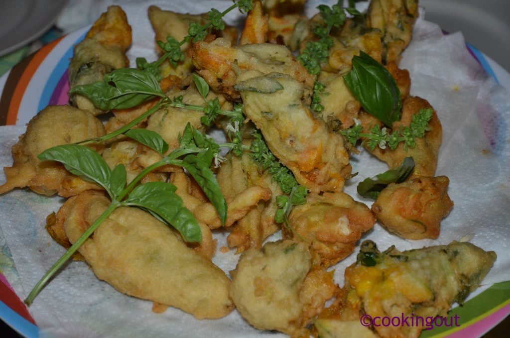 Fleurs de courgettes farcies en beignet de basilic