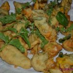 Fleurs de courgettes farcies en beignet de basilic