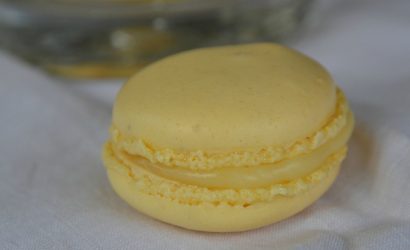 macaron au citron , ganache au chocolat blanc parfumée au citron