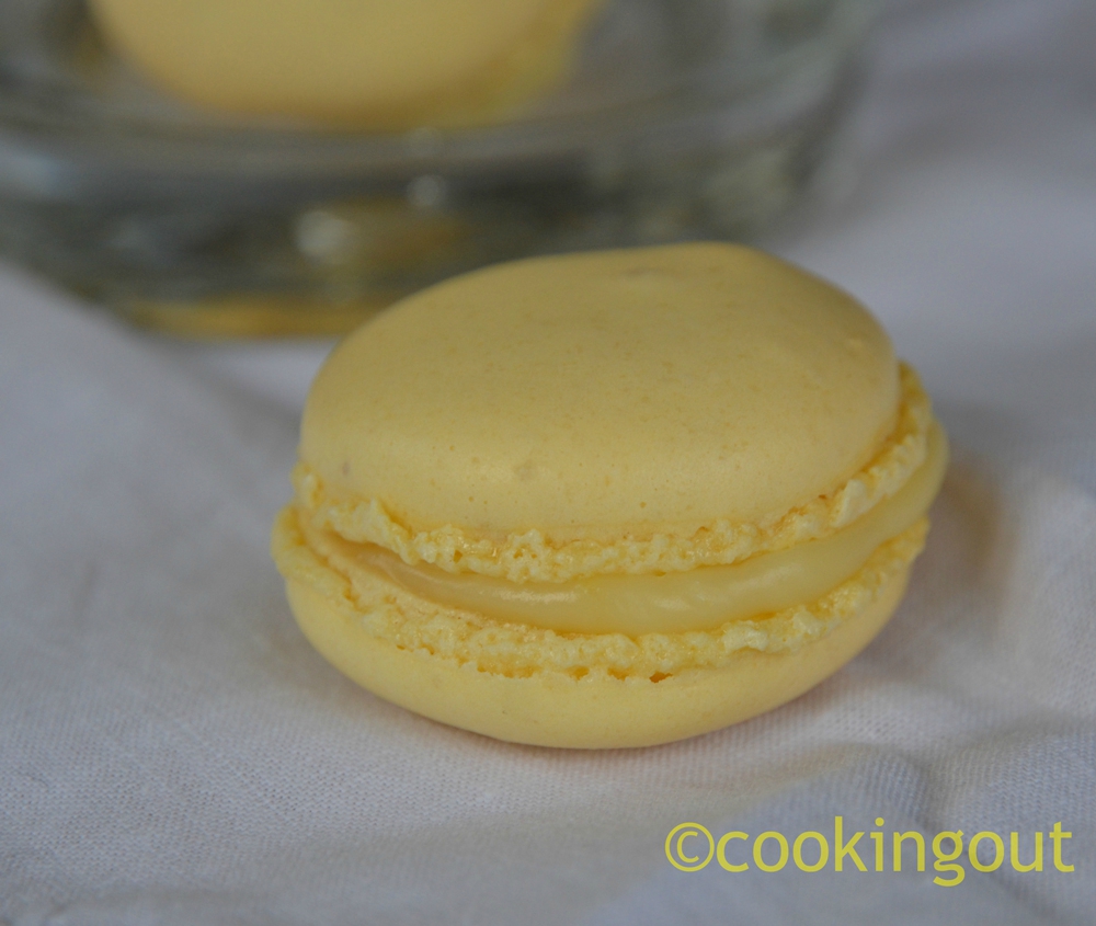 macaron au citron , ganache au chocolat blanc parfumée au citron