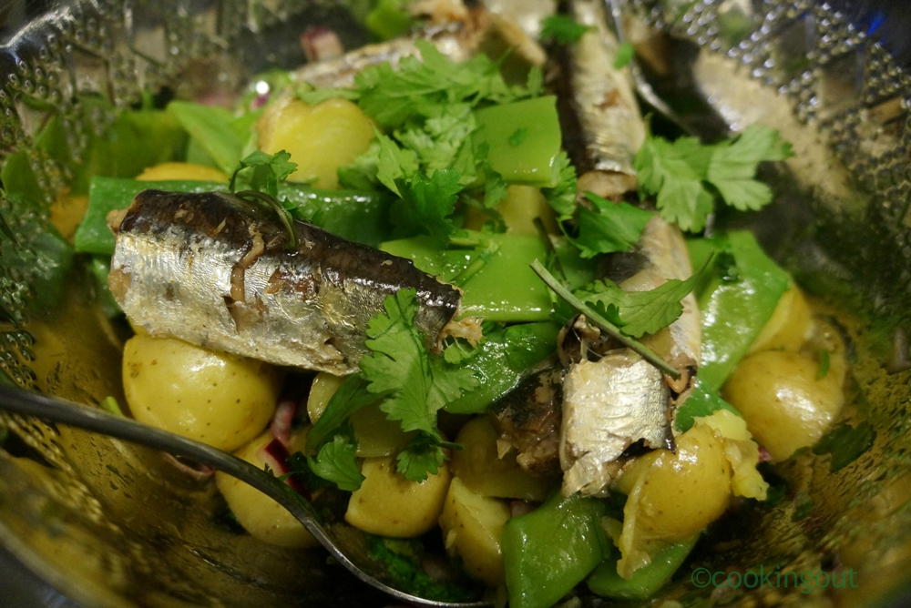 Salade de la dèche, sardines à l'huile, patates et haricots plats