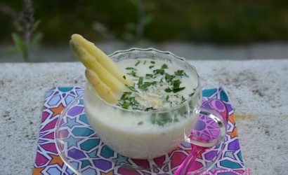 Ne jetez plus vos épluchures d'asperges faites en un Velouté !