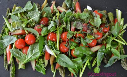 Asperges , rhubarbe et tomates cerises rôties au basilic et câpres
