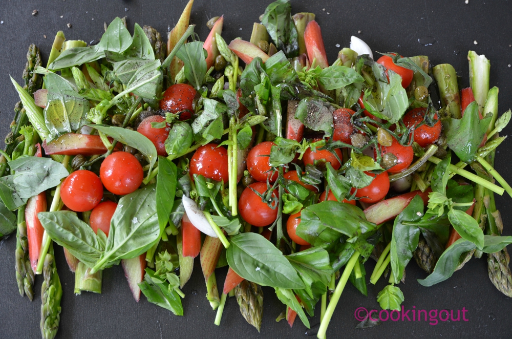 Asperges , rhubarbe et tomates cerises rôties au basilic et câpres