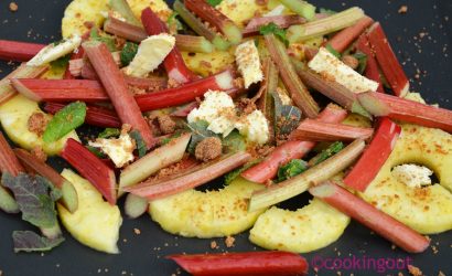 Un dessert très simple à base de fruits de la rhubarbe cuite au four avec de l'ananas et parfumée à la menthe facile et rapide