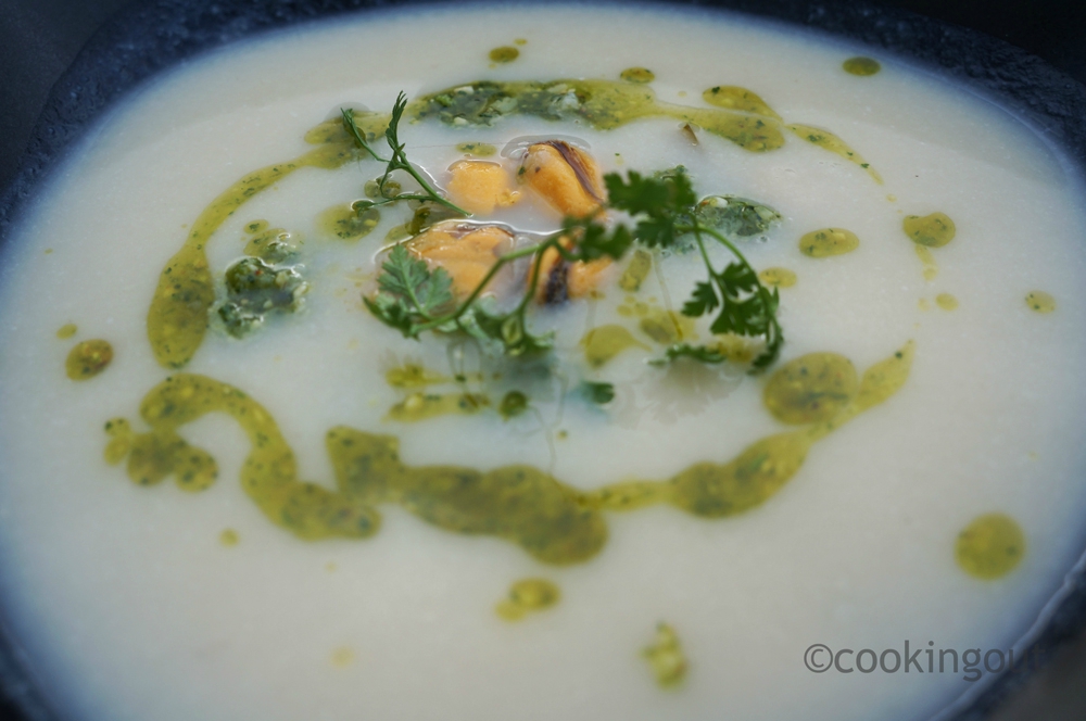 soupe-de-chou-fleur-aux-moules-pesto-de-cerfeuil