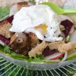 Salade de pissenlits, cœurs de poulet et œufs pochés à la méthode traditionnelle