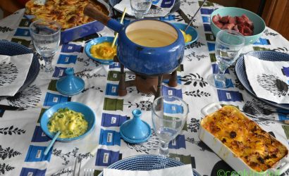 Table avec tous les ingrédients pour réussir une fondue Bourguignone