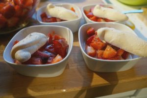 Une nouvelle idée pour déguster les fraises avec une crème anglaise et des meringues parfumées à la pastille Vichy