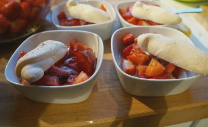 Une nouvelle idée pour déguster les fraises avec une crème anglaise et des meringues parfumées à la pastille Vichy