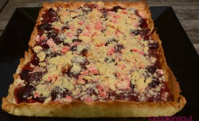 Tarte cerises, rhubarbe et crumble aux pralines roses