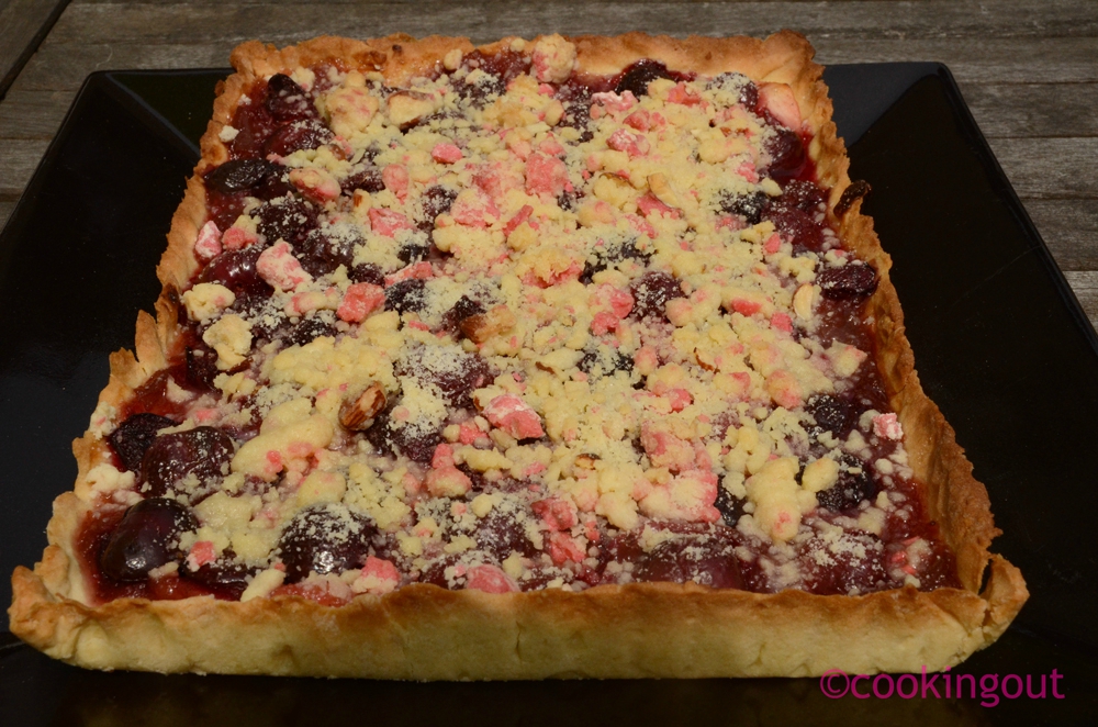 Tarte cerises, rhubarbe et crumble aux pralines roses