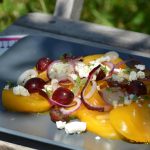 Salade de tomate ananas, groseilles à maquereaux rouges et féta