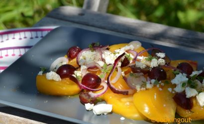 Salade de tomate ananas, groseilles à maquereaux rouges et féta