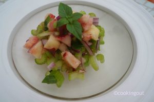 Recette de salade à base de céleri branche et pêches blanches